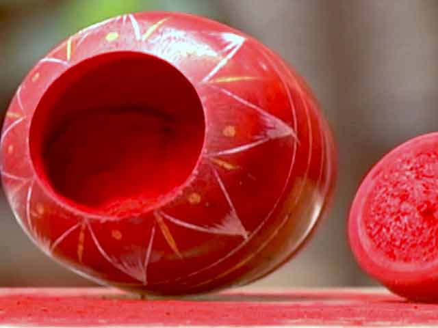 मोहे रंग दे : 'लाली मेरे लाल की'