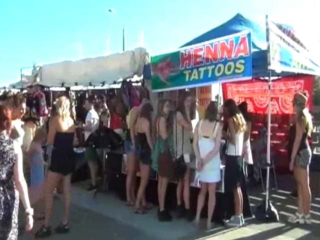Video : Henna tattooing, Indian flavour at Australian festival