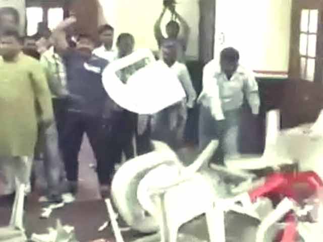 रायपुर : टिकट बंटवारे को लेकर कांग्रेस कार्यकर्ताओं ने की जमकर तोड़फोड़