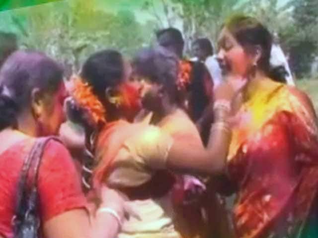 Video : India celebrates the festival of colours, Holi