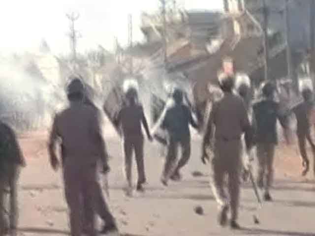 Videos : तमिलनाडु : मजदूरों और पुलिस के बीच झड़प, 35 घायल