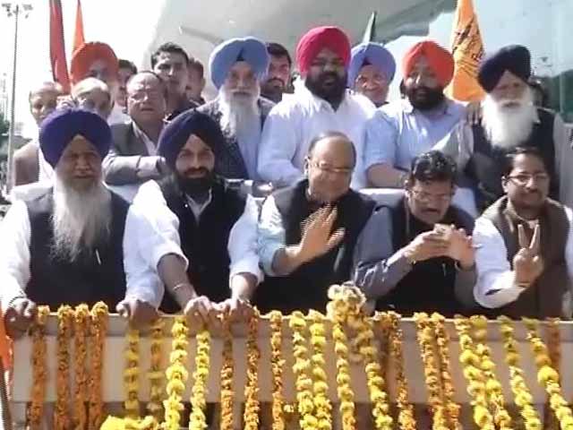 As Arun Jaitley campaigns in Amritsar, Navjot Singh Sidhu is conspicuous by absence