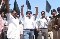 चडीगढ़ में बढ़ा किरण खेर का विरोध चडीगढ़ में बढ़ा किरण खेर का विरोध