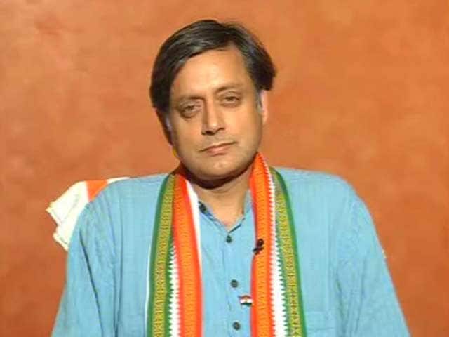 Video : In God's own country, Shashi Tharoor seeks blessings to fight tough poll battle