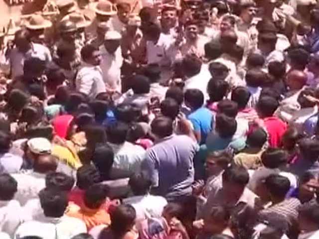 Videos : बेंगलुरु : टीचर की सजा से परेशान दो छात्रों ने की खुदकुशी