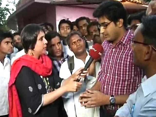 <i>Chai Stop</i>: one neta, two seats