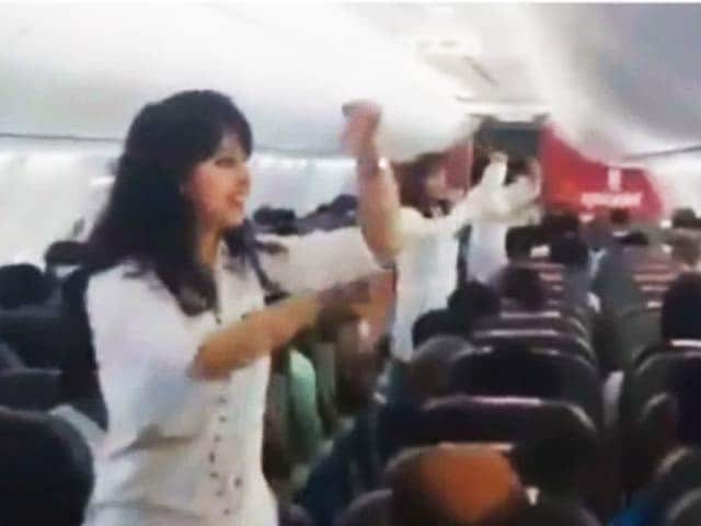 Videos : चलते विमान में होली डांस करना पायलटों का पड़ा महंगा