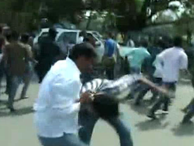 Video : BJP workers attack protesters who black-flagged Shotgun