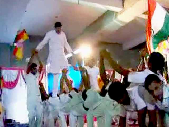 Videos : बच्चों के ऊपर 'बेशर्मी' से चले भाजपा नेता कुंडारिया