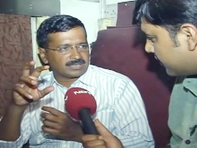 वाराणसी में जनता की राय लेने पहुंचे केजरीवाल