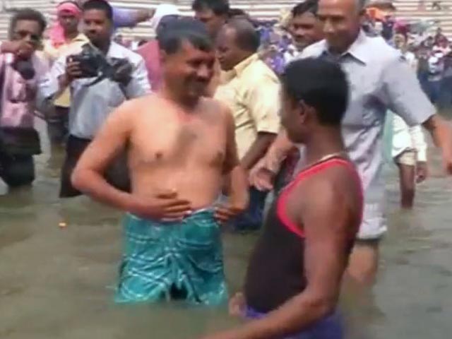 बनारस में केजरीवाल का विरोध, अंडे भी फेंके गए