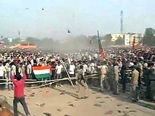 Video : Chaos at Narendra Modi rally in Gaya, shoes thrown at cops