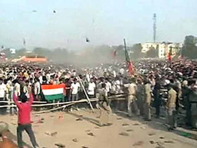 Chaos at Narendra Modi rally in Gaya, shoes thrown at cops
