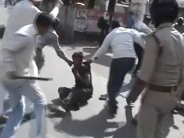 Video : Violence at Congress' Lucknow office by mob led by disgruntled ticket-seeker