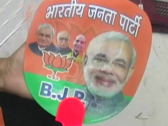 पॉलिटिकल मार्केटिंग : टीशर्ट, टोपी, थैले सब बाजार में