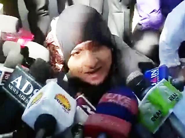 नकवी के घर के बाहर यास्मीन का धरना