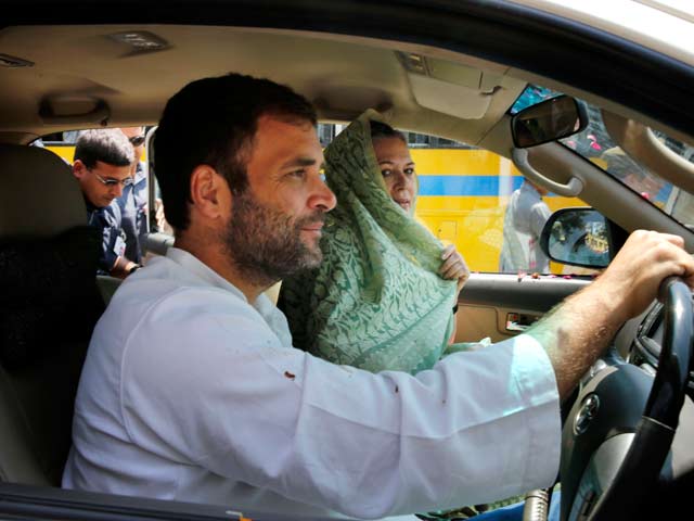 Video : Rahul Gandhi chauffeurs Sonia in Raebareli