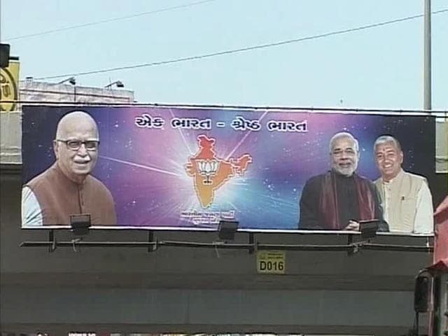 Video : In Gandhinagar, Advani gets star billing on massive billboards