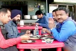 बाबा का ढाबा : अमृतसर के पत्रकारों से बातचीत बाबा का ढाबा : अमृतसर के पत्रकारों से बातचीत