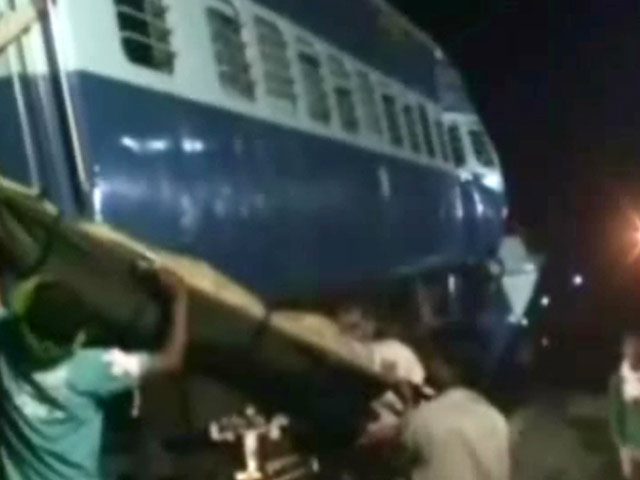 सोनभद्र में दो ट्रेनों की टक्कर, दो की मौत