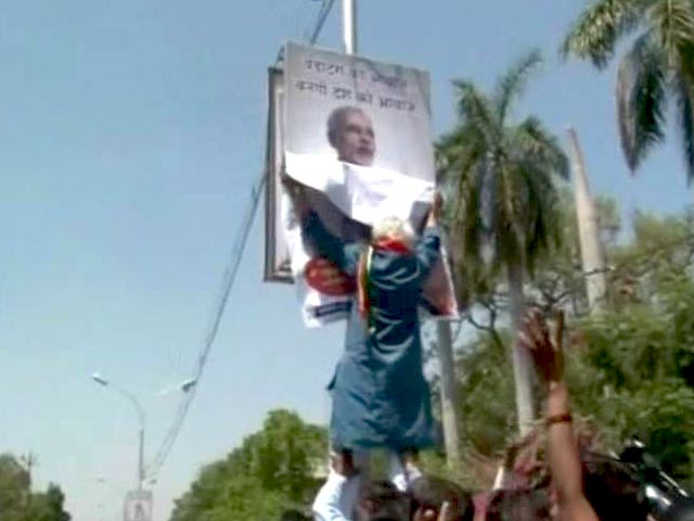 मोदी का पोस्टर उतारने पर मधुसूदन मिस्त्री हिरासत में