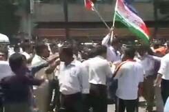 शिवसेना-एमएनएस कार्यकर्ता आपस में भिड़े शिवसेना-एमएनएस कार्यकर्ता आपस में भिड़े