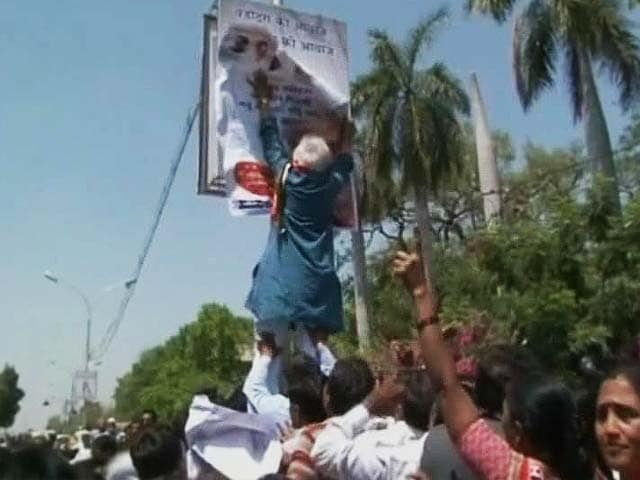 Video : In Vadodara, poster war between BJP and Congress