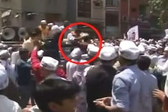 केजरीवाल को प्रचार के दौरान एक शख्स ने मारा घूंसा केजरीवाल को प्रचार के दौरान एक शख्स ने मारा घूंसा