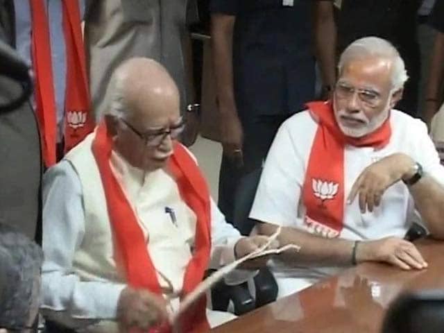 Video : Show of unity: accompanied by Modi, Advani files nomination