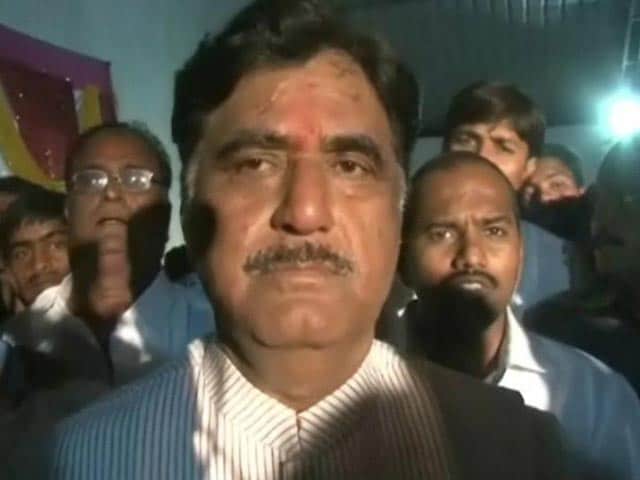 Video : Gopinath Munde's supporters thrash pilot for refusing to defy rules
