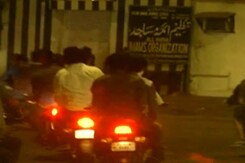 दिल्ली में शिंदे के घर के पास बाइकर्स का हंगामा दिल्ली में शिंदे के घर के पास बाइकर्स का हंगामा