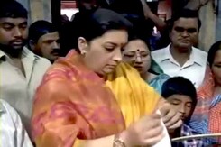 अमेठी के दौरे पर स्मृति ईरानी अमेठी के दौरे पर स्मृति ईरानी