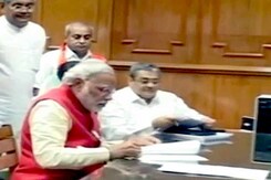 नरेंद्र मोदी ने वडोदरा सीट से भरा पर्चा नरेंद्र मोदी ने वडोदरा सीट से भरा पर्चा