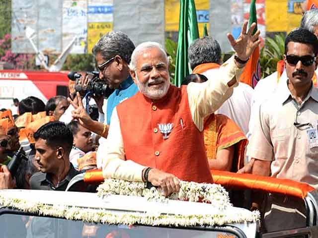 Video : Narendra Modi begins roadshow in Vadodara before filing nomination