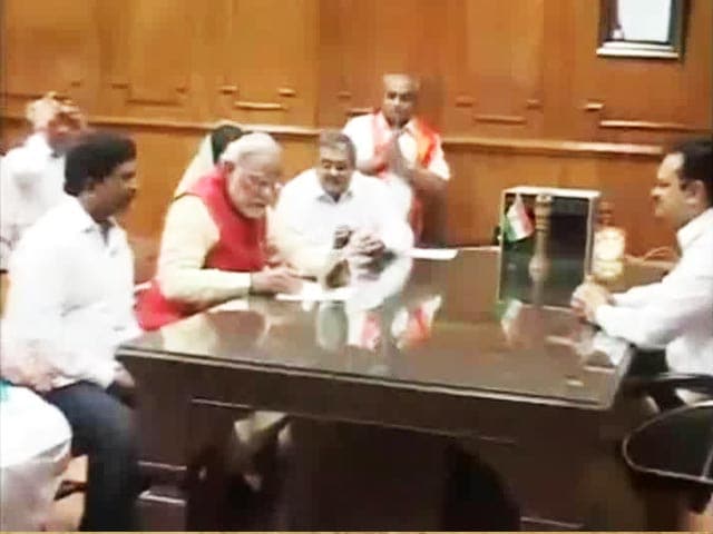 Video : Narendra Modi files nomination in Vadodara after grand roadshow