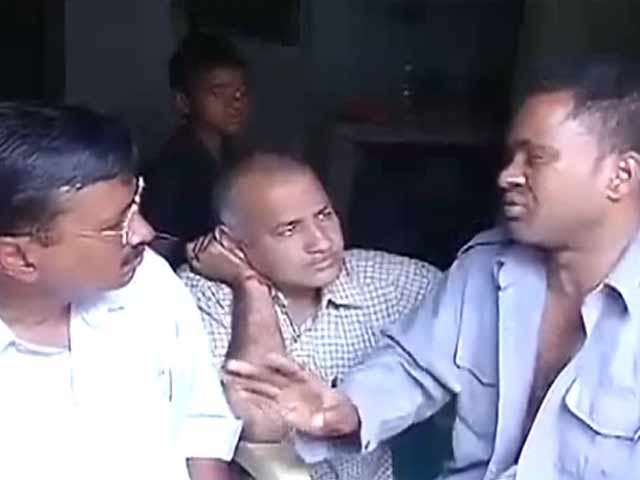 Videos : केजरीवाल से मिलकर रो पड़ा चांटा मारने वाला