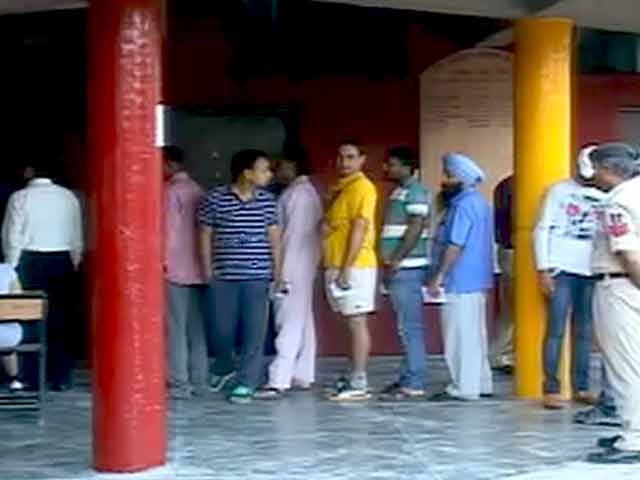 चंडीगढ़ में मतदान, किरण, गुल और पवन बंसल के बीच मुकाबला