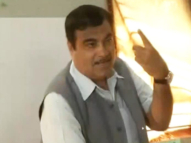 Nitin Gadkari casts his vote in Nagpur