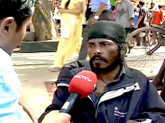 लोकतंत्र का महापर्व : भिखारी ने किया अपने हक का इस्तेमाल