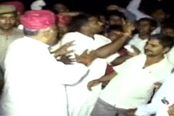 बाड़मेर में बीजेपी उम्मीदवार के काफिले पर हमला बाड़मेर में बीजेपी उम्मीदवार के काफिले पर हमला