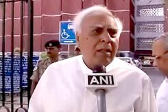 सिब्बल ने चुनाव आयोग से की मोदी की शिकायत सिब्बल ने चुनाव आयोग से की मोदी की शिकायत