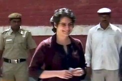 मिशन 2014 : सियासत से दूर प्रियंका! मिशन 2014 : सियासत से दूर प्रियंका!