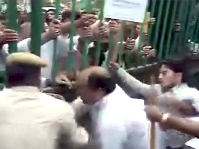 Videos : सुब्रह्मण्यम स्वामी के घर के बाहर कांग्रेसी कार्यकर्ताओं का प्रदर्शन