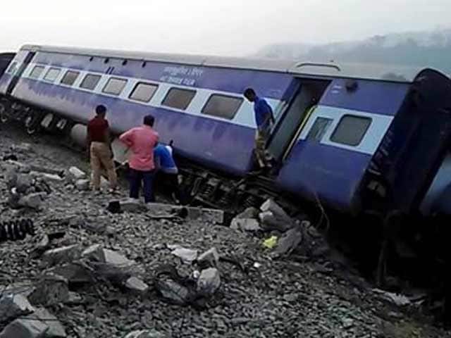 Videos : असम में ट्रेन पटरी से उतरी, 50 से अधिक घायल