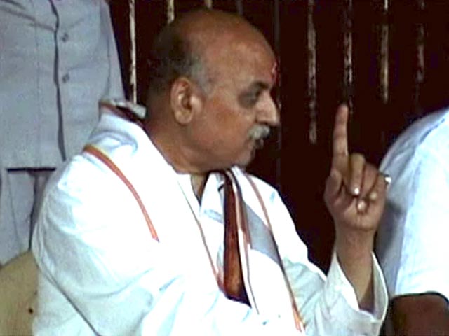 रणनीति : चुनावों के बीच बांटती और डराती बोली