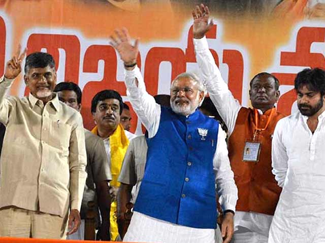 Video : Differences forgotten as Narendra Modi, Chandrababu Naidu put up joint show