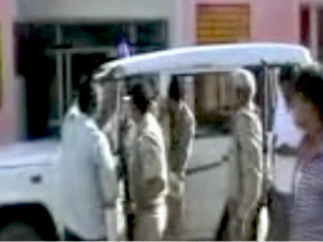 Videos : सपा कार्यकर्ताओं ने की ड्यूटी पर तैनात पुलिसवालों की पिटाई