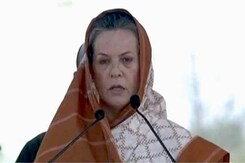 मोदी के गढ़ में बोलीं सोनिया, बीजेपी को सिर्फ कुर्सी की चिंता मोदी के गढ़ में बोलीं सोनिया, बीजेपी को सिर्फ कुर्सी की चिंता