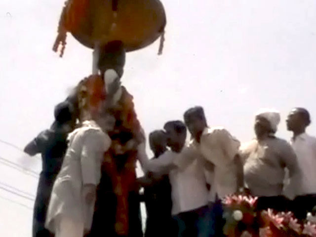 Videos : सपा और कांग्रेस के कार्यकर्ताओं ने 'शुद्ध' की पं. मालवीय की मूर्ति