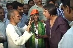 Watch: <i>Chai Stop</i> - Narendra Modi now a Banarasi babu Watch: <i>Chai Stop</i> - Narendra Modi now a Banarasi babu